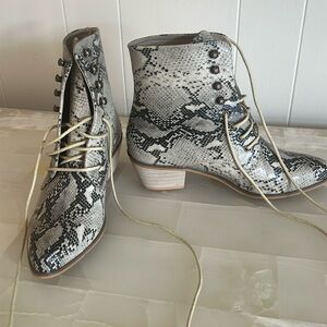 Size 8 snake skin design boots